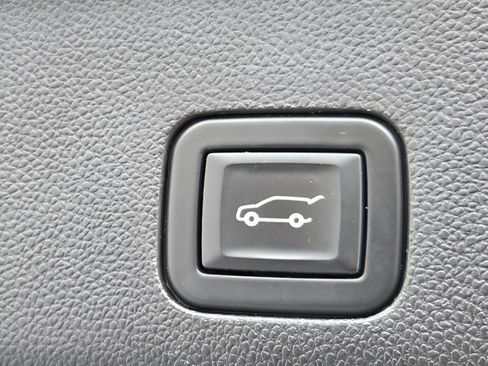 Used 2021 Chevrolet Suburban Premier RWD image 30
