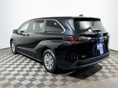 Certified 2025 Toyota Sienna LE FWD image 5