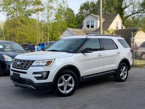 Used 2016 Ford Explorer XLT w/ Equipment Group 202A image 3
