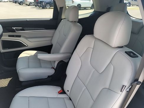 Used 2025 Kia Telluride EX w/ EX Captain's Chair Package FWD image 10