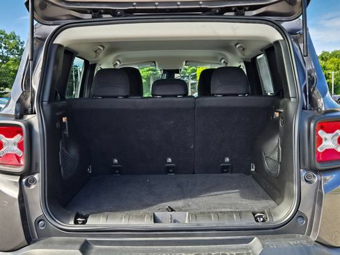 Used 2017 Jeep Renegade Latitude w/ Cold Weather Group AWD/4WD image 10
