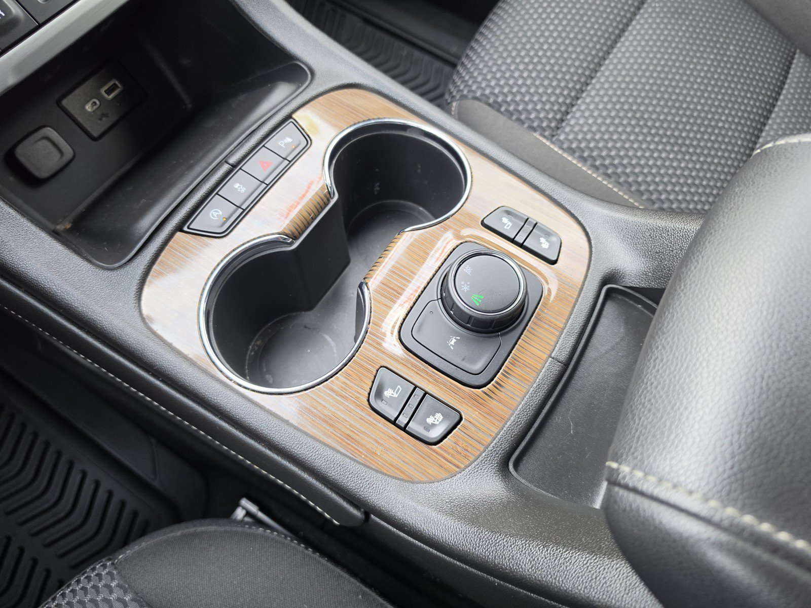 Used 2023 GMC Acadia SLE w/ Driver Convenience Package FWD image 31