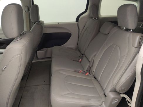 Used 2019 Chrysler Pacifica Touring Plus w/ Tire & Wheel Group FWD image 18
