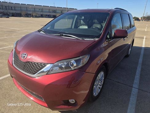Used 2015 Toyota Sienna XLE image 3