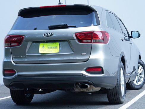 Used 2019 Kia Sorento FWD image 4