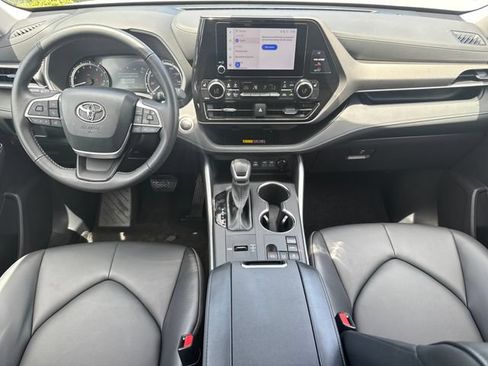 Used 2025 Toyota Highlander XLE FWD image 28