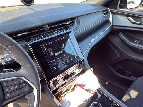 Used 2023 Jeep Grand Cherokee Altitude image 8