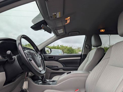 Used 2017 Toyota Highlander Plus AWD/4WD image 10