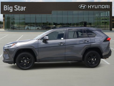Used 2022 Toyota RAV4 XLE AWD/4WD image 2