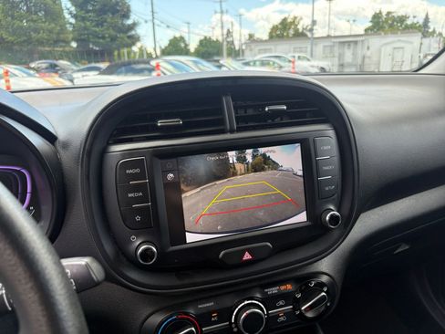 Used 2025 Kia Soul LX w/ LX Technology Package FWD image 22