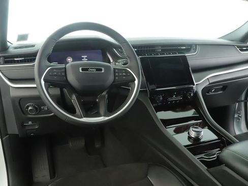 Used 2023 Jeep Grand Cherokee Altitude AWD/4WD image 2