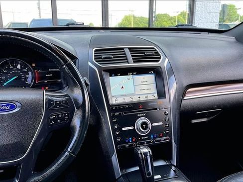 Used 2017 Ford Explorer Limited w/ Equipment Group 301A FWD image 9
