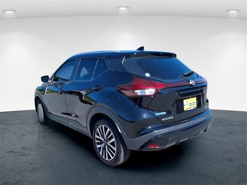 Used 2022 Nissan Kicks SV image 4