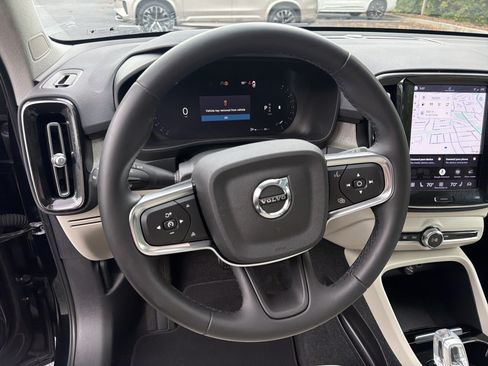 Certified 2023 Volvo XC40 B5 Plus AWD/4WD image 18