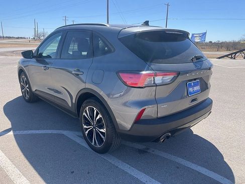 Used 2022 Ford Escape SE w/ SE Sport Appearance Package image 3