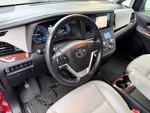 Used 2017 Toyota Sienna Limited Premium image 14