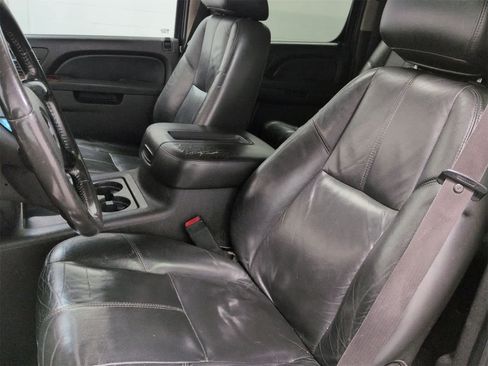Used 2011 Chevrolet Suburban LT image 16