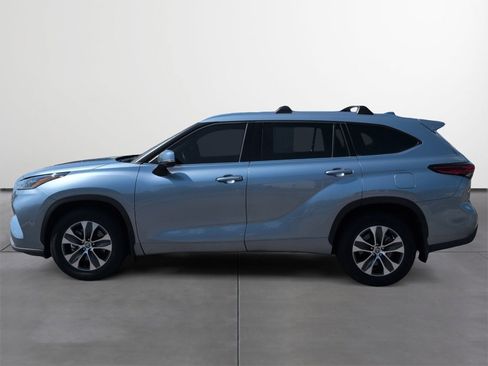 Used 2021 Toyota Highlander XLE AWD/4WD image 3
