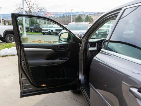 Used 2019 Toyota Highlander LE w/ Carpet Mat Package (TMS) image 17