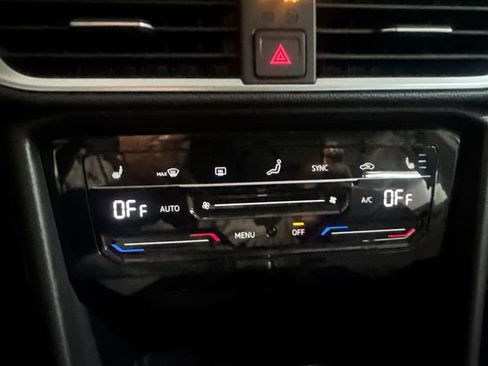 Certified 2025 Volkswagen Taos SE AWD/4WD image 17