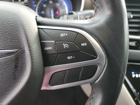 Used 2018 Chrysler Pacifica Touring-L w/ Premium Audio Group image 24