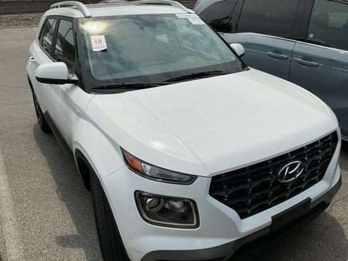 Used 2025 Hyundai Venue SEL FWD image 3
