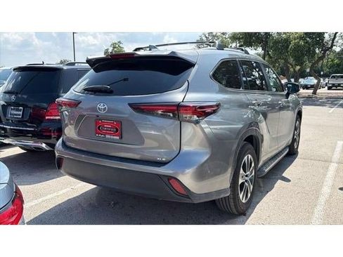 Certified 2025 Toyota Highlander XLE FWD image 4