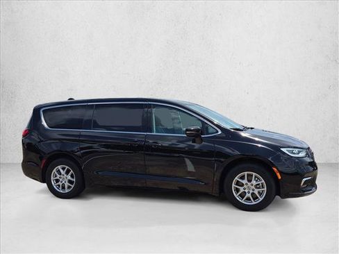 Used 2024 Chrysler Pacifica Touring-L FWD image 4