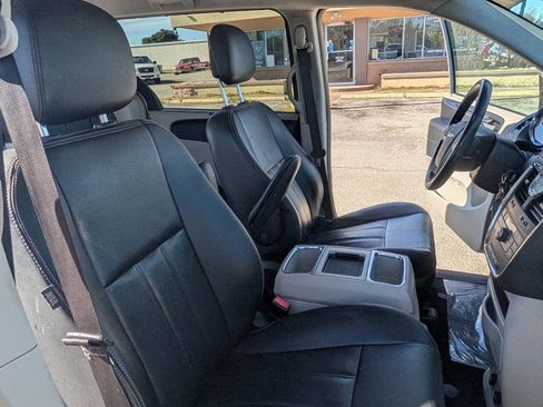 Used 2016 Chrysler Town & Country Touring image 11