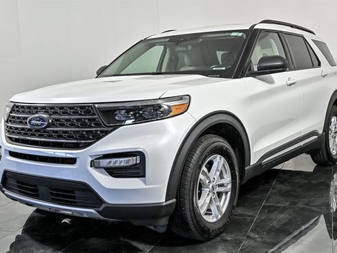 Used 2022 Ford Explorer XLT w/ Equipment Group 202A AWD/4WD image 5