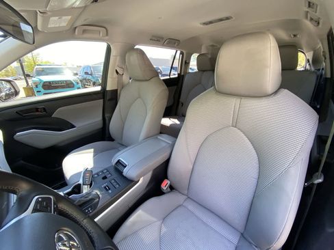 Used 2023 Toyota Highlander LE image 20
