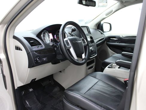 Used 2016 Chrysler Town & Country Touring w/ Driver Convenience Group FWD image 7