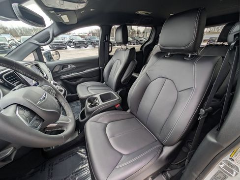 New 2026 Chrysler Pacifica Select image 13