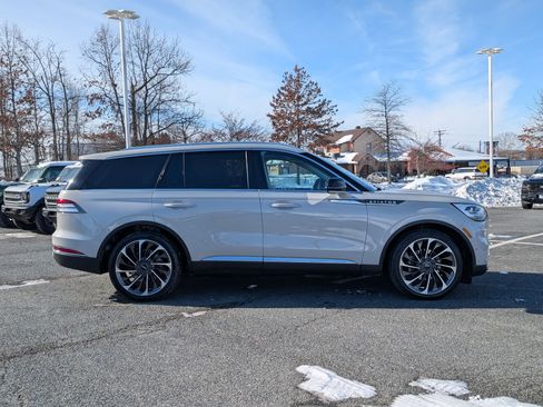 Used 2020 Lincoln Aviator Reserve w/ Equipment Group 202A image 2