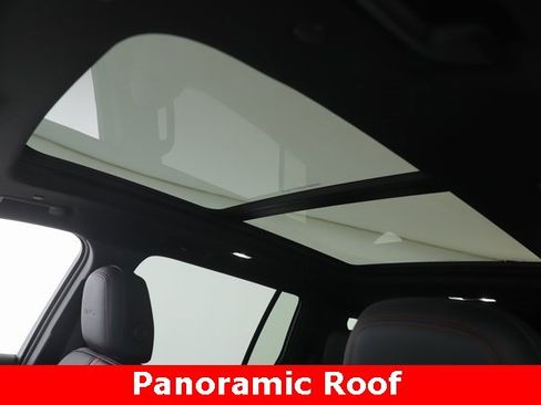 Used 2025 Chevrolet Traverse RS image 18