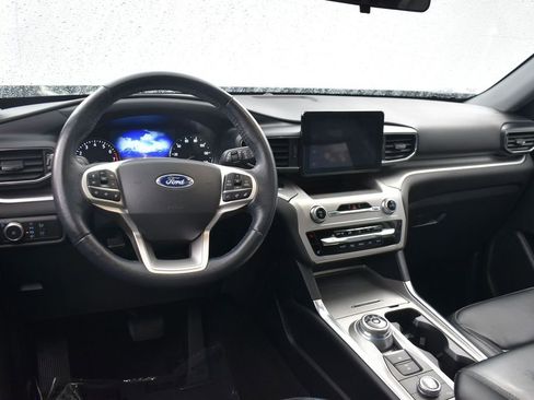 Used 2022 Ford Explorer XLT w/ Equipment Group 202A AWD/4WD image 11