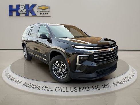 Used 2025 Chevrolet Traverse LT image 1