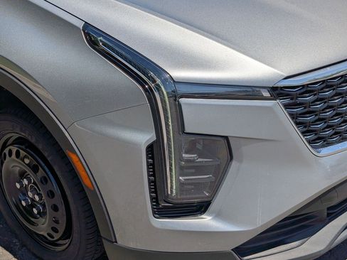 Used 2024 Cadillac XT4 Luxury w/ Cold Weather Package AWD/4WD image 10