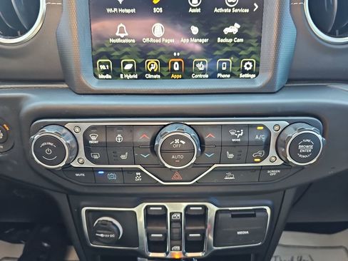 Used 2022 Jeep Wrangler Unlimited Sahara w/ Cold Weather Group AWD/4WD image 24