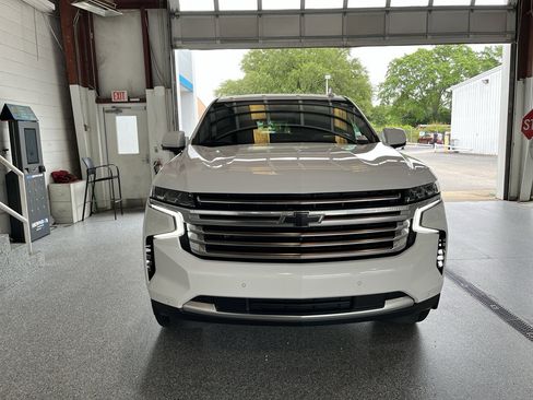 Used 2024 Chevrolet Tahoe High Country AWD/4WD image 2