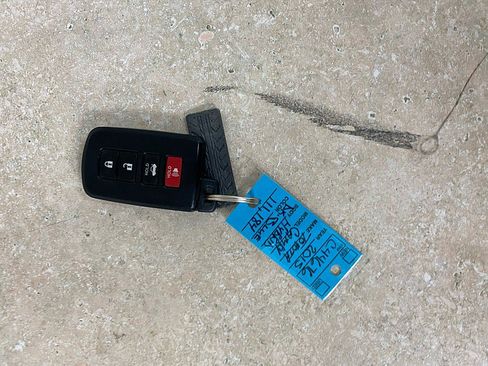 Used 2015 Toyota Camry LE image 21