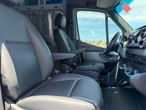 Used 2025 Mercedes-Benz Sprinter 2500 image 28