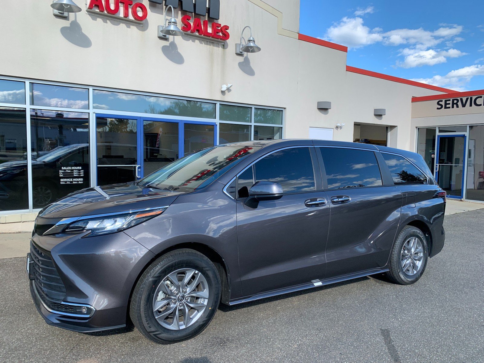 Used 2022 Toyota Sienna XLE AWD/4WD image 1