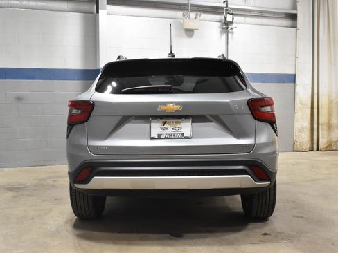 Used 2025 Chevrolet Trax LT w/ Sunroof Package FWD image 23
