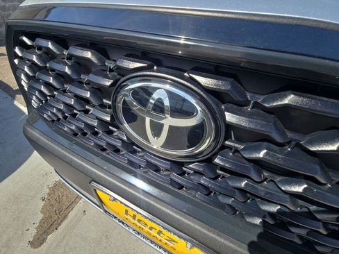 Used 2025 Toyota Corolla Cross LE FWD image 34