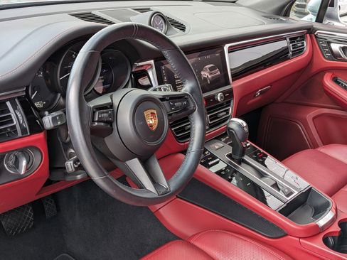 Certified 2024 Porsche Macan image 4