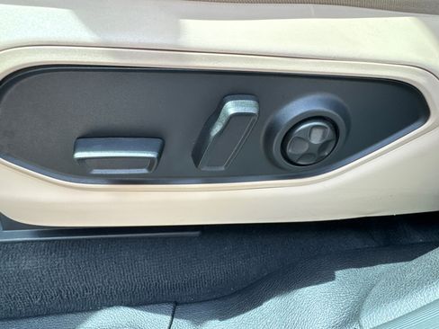 Used 2025 Jeep Grand Cherokee Limited w/ Black Appearance Package image 10