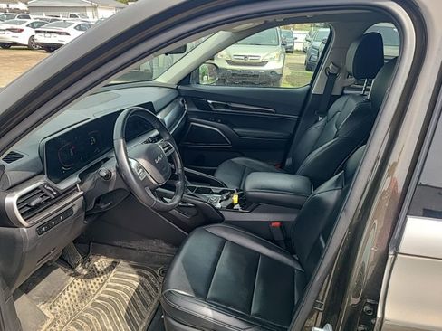Used 2024 Kia Telluride S image 13