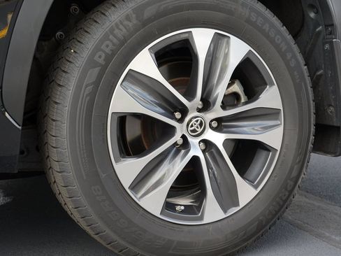 Used 2023 Toyota Highlander XLE AWD/4WD image 35