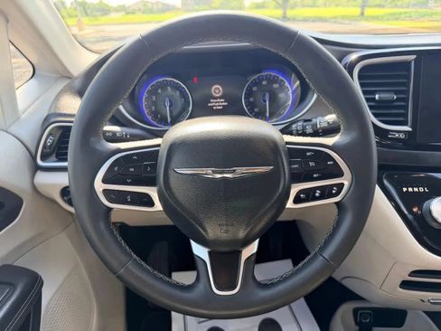 Used 2023 Chrysler Pacifica Touring-L FWD image 39
